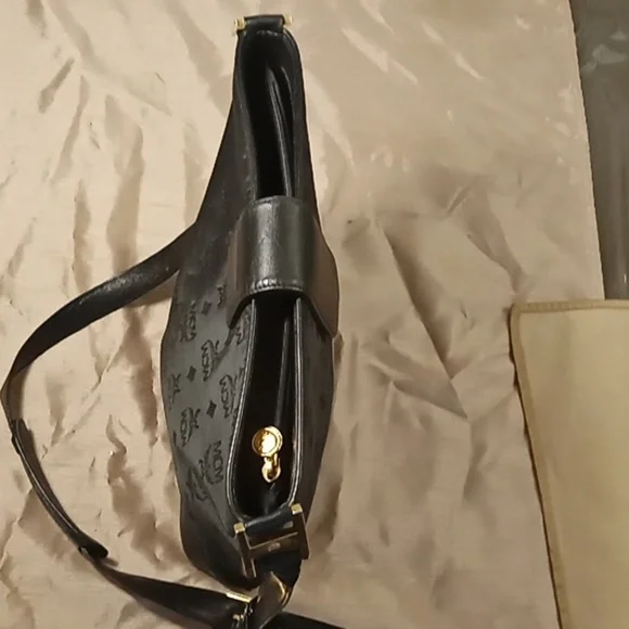 MCM Black Shoulder Bag with Sleek Design and Versatile Style - Picture 6 of 8